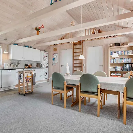 Dom wakacyjny Bright, Spacious And Cozy Cottage, 200 M From The *