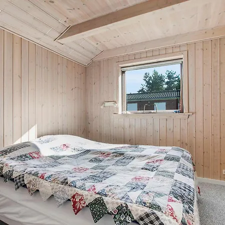Dom wakacyjny Bright, Spacious And Cozy Cottage, 200 M From The