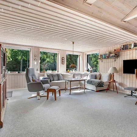 Bright, Spacious And Cozy Cottage, 200 M From The