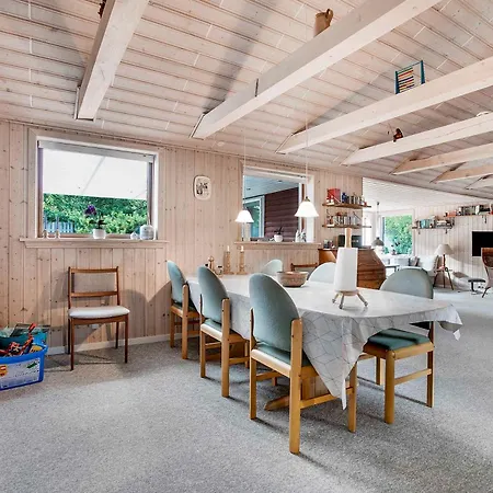 Dom wakacyjny Bright, Spacious And Cozy Cottage, 200 M From The